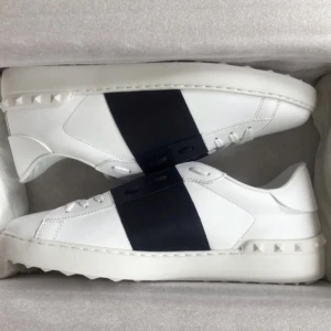 Valentino garvani lace open  - Skick 10/10 använd en gång fast märkte att dem var för små