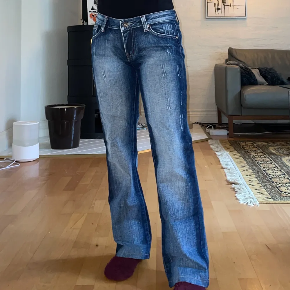 jeans med snygg wash och fina detaljer💕 ganska många diamanter har ramlat av på ena fickan!! jag på bilden är 150 cm lång<3 midjemått: 78 cm, innerbenslängd: 69 cm. Jeans & Byxor.