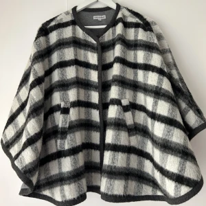 Cape - En superfin höstcape köpt i våras🤍Storlek M