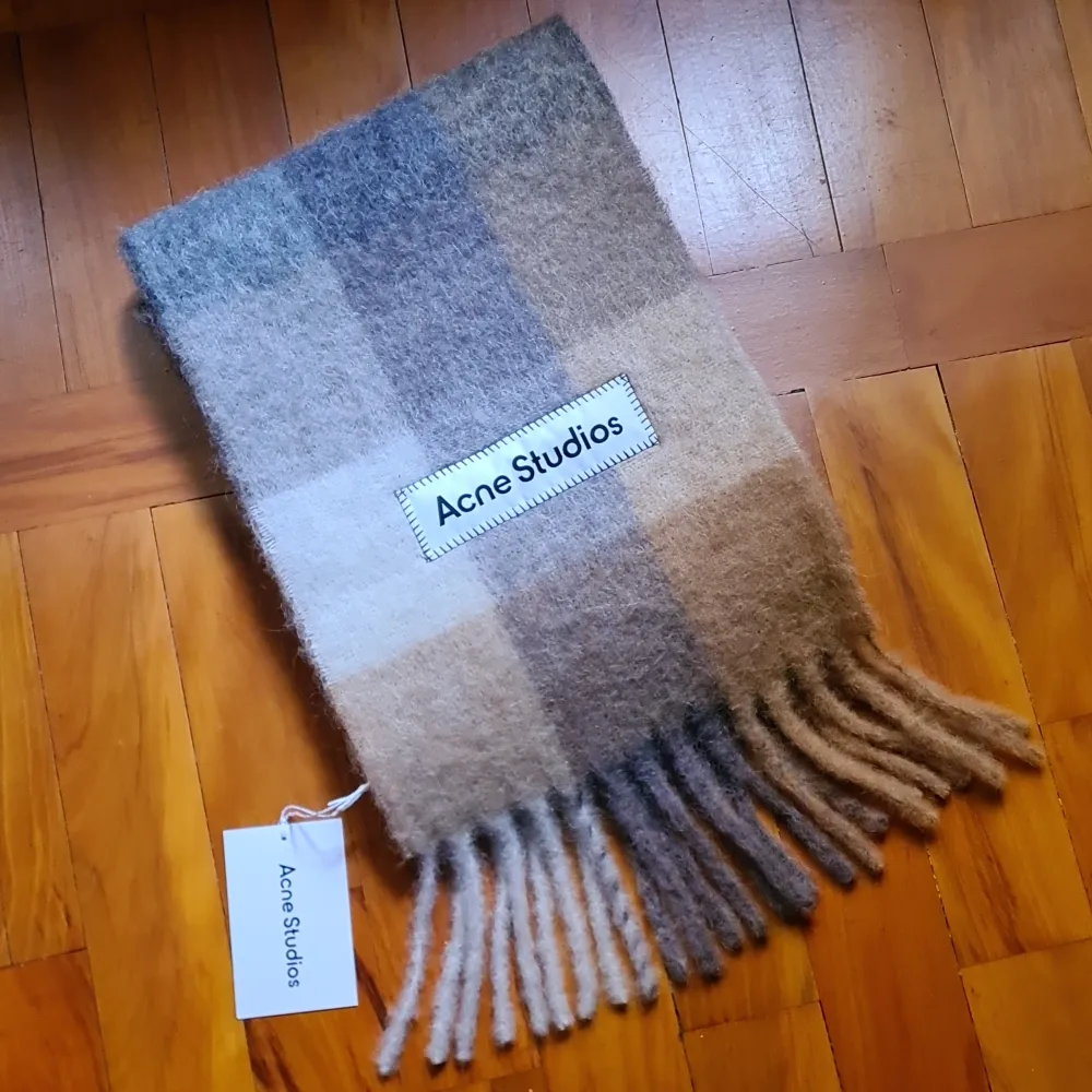 Acne Studios alpaca/wool/mohair/nylon scarf in new condition. Never used. 250cm long and 28cm wide. See more photos on the Acne website.  Selling because I got it in two colours. Super comfortable and warm in winter!. Övrigt.