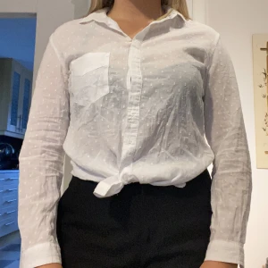 Vit skjortan  - Vit skjorta/blus från mango. Den har små vita ”prickar” som ger struktur. Säljer eftersom den är för liten för mig. 