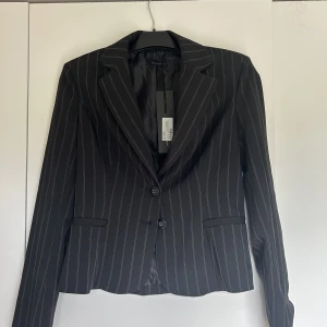 kostymset - Ett fint kostymset som aldrig används och har prislapparna kvar. Väst storlek 40, byxa och kavaj storlek 38 Nypris är 900kr