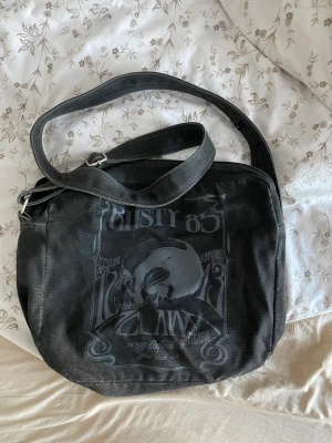 Cool väska -  Så cool väska! Jättefint print o perfekt väska inför skola, då en dator får plats utan problem! 33x27 cm. Rymlig o en liten innerficka i väskan, banden går att justera. Skriv vid frågor eller om du vill diskutera pris :)