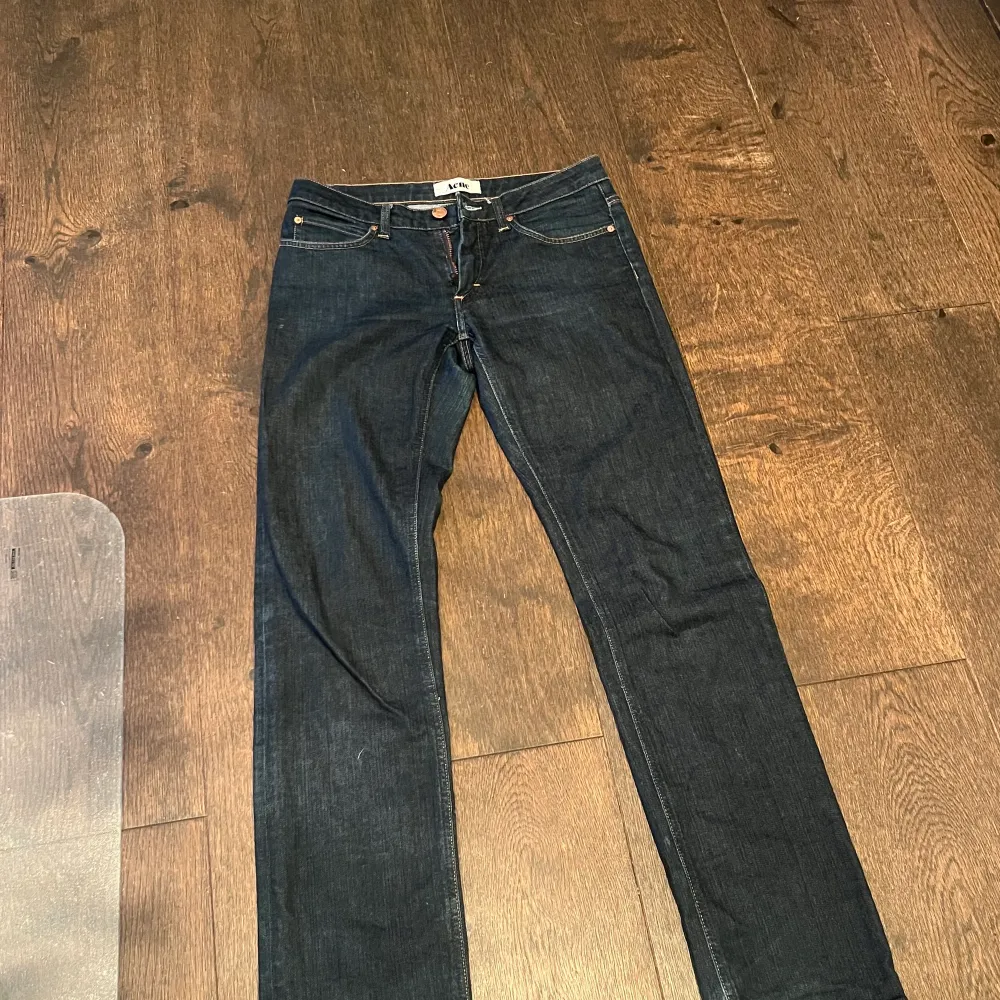 Säljer mina Acne jeans då de inte används. De är i stl 30/32 och är lute lätt stretchiga De är i fint skick!🥰. Jeans & Byxor.