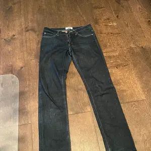 Säljer mina Acne jeans då de inte används. De är i stl 30/32 och är lute lätt stretchiga De är i fint skick!🥰