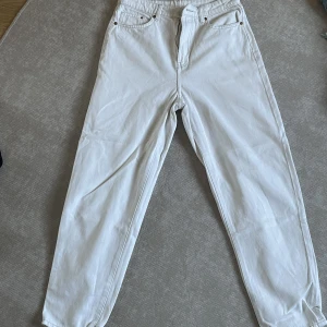 Vita jeans  - Vita jeans från hm jätte fina i storlek 38 och skönt material bara använda 1 gång och är som ny. 