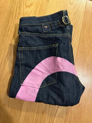 Evisu jeans - Min tjejs tvärfeta evisu jeans! Skit snygga köpta här på plick!! Strlk 30x34