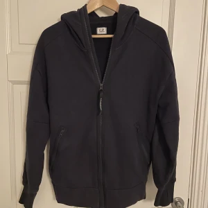 Cp company hoodie  - Säljer nu min cp company hoodie som inte kommer till användning. Sjukt bra skick då den nästan är oanvänd. Säljs för 1200 nypris 3000. 
