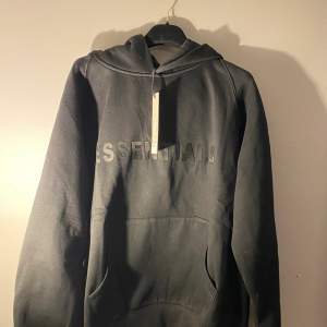 Helt oanvända Essentials Hoodie säljs. Köpt i fel storlek. Inget kvitto men original förpackning finns. Skriv för mer frågor eller funderingar :) 