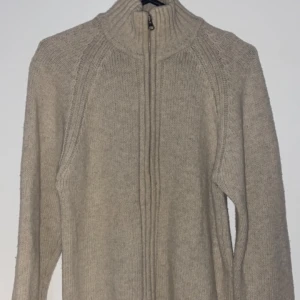 Stickad tröja - Stickad ljus tröja, storlek S men rätt så stor i storleken. Använd fåtal gånger, mycket bra skick.