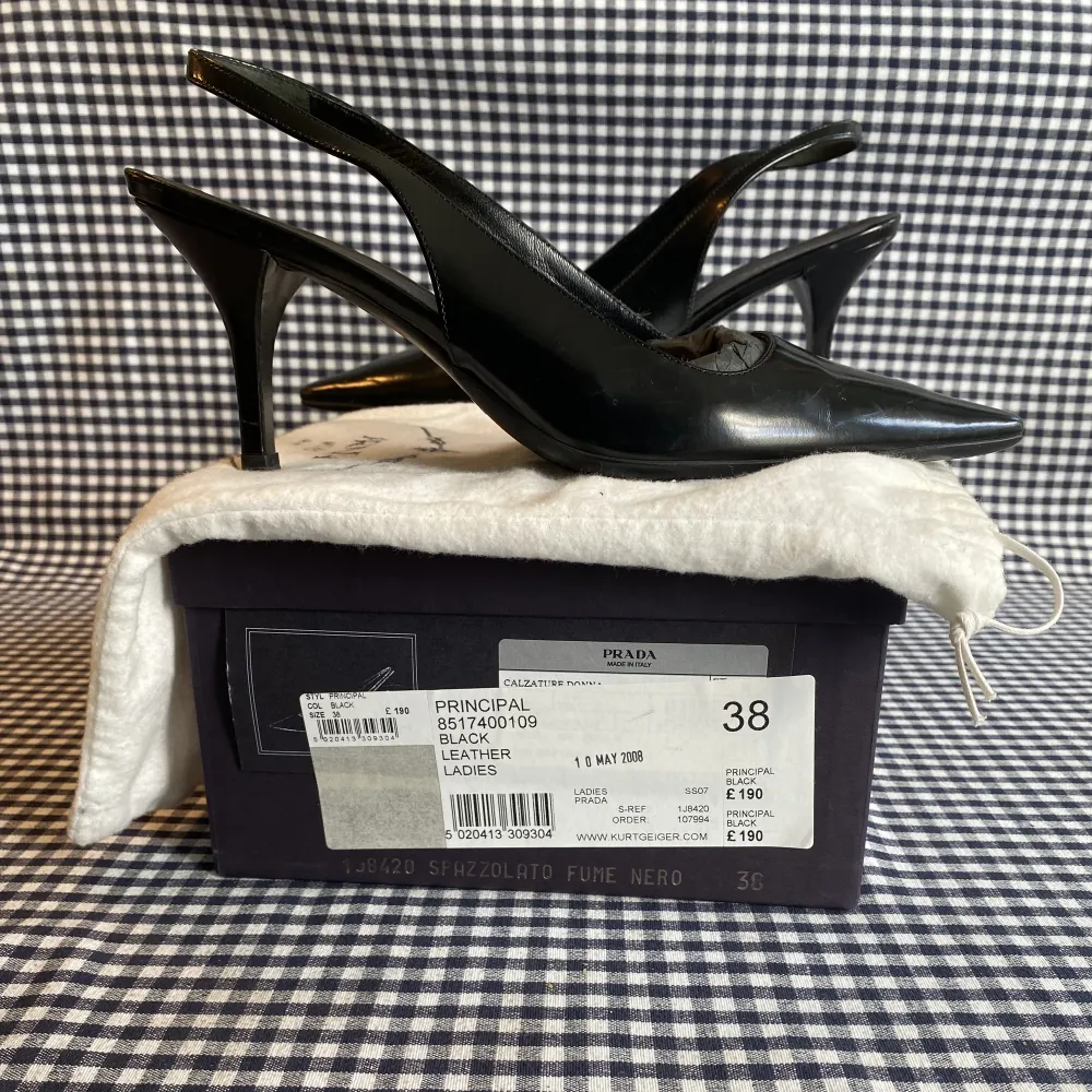 Svarta läder slingback klackskor ifrån Prada (7 cm klack). Skorna är i gott skick. Orginal skopåse och kartong medföljer.. Skor.