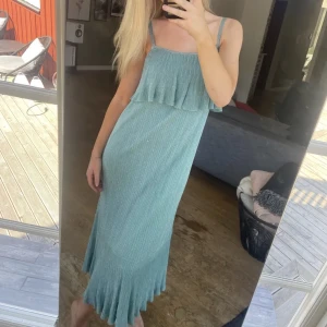 Blå glitter klänning - LÅNADE BILDER!! Blå glitter klänning från zara i storlek M, så sjukt fin! 😇✨
