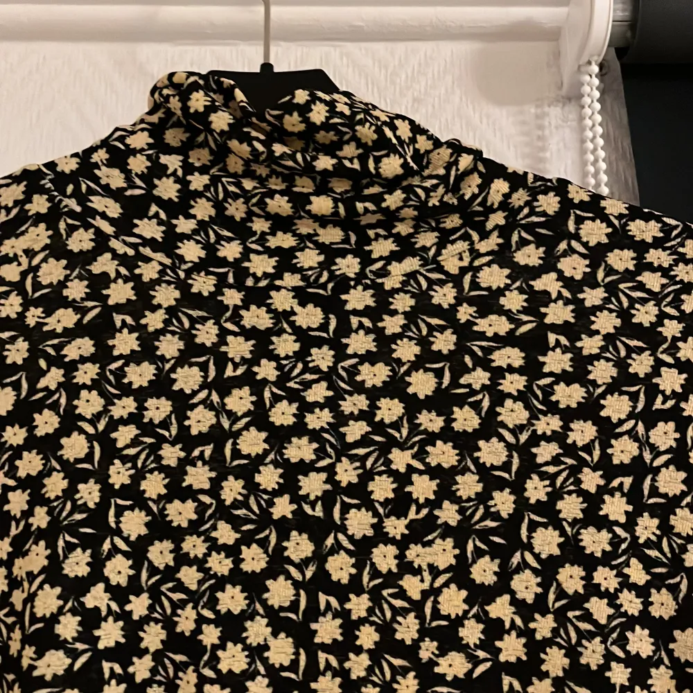 Långärmad, tunnare tröja med gula blommor från Lindex 60kr +frakt. Blusar.