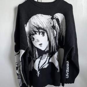 Jättefin Death Note tröja i fint skick som säljs pga jag inte använder den så mycket. Om du har någon fråga eller vill se fler bilder så är det bara att skriva i kommentarerna eller dm!<3