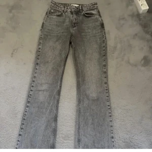 Lågmidjade jeans  - Lågmidjade jeans i stl 34, klippt de längst ner så de passar från 160-165🥰