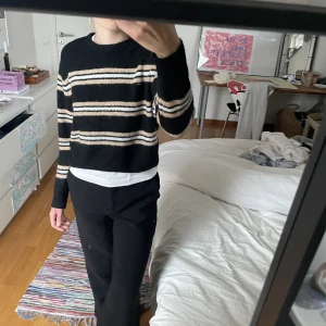Stickad tröja - Randig stickad tröja från H&M! Lite croppad 😇