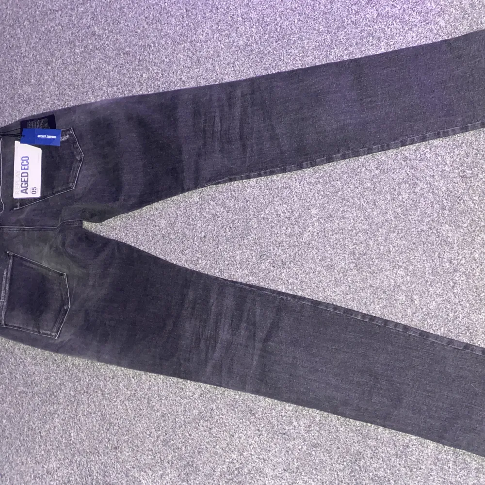 Ett par riktigt feta och trendiga replay jeans med modellen anbass. Storlek 32/32 Nypris runt 1800kr Helt oanvända skick 10/10 Alla lappar sitter kvar. Jeans & Byxor.