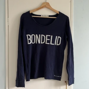 Stickad tröja  - Så fin stickad tröja från bondelid. Nästan aldrig använd. Älskar men kommer aldrig till användning. Skriv för fler bilder. Tröjan är i M men passar XS-M