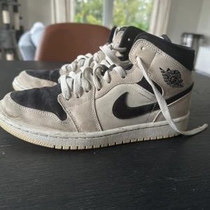 Nike skor - Säljer mina Nike skor då jag inte längre får användning för de. De är lite smutsiga men tror det går att få bort. Storlek 40,5