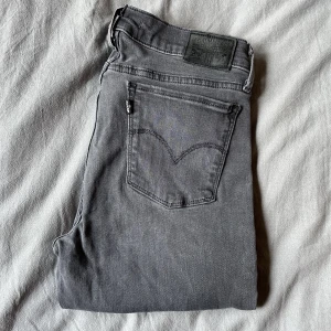 Levis 710 - Levis 710 superskinny.  L: 30, W: 29 Nypris: 1099 kr, mitt pris 500 kr + frakt🤍