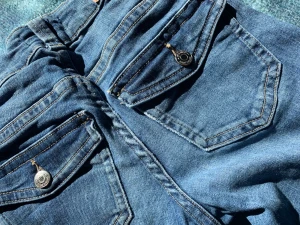 Lågmidjade jeans3 - Använda några gånger men skicket är som nytt, dom har fickor där bak, jag är 1,69 och dom ör lite för korta på mig men inte mycket<3