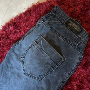 Svarta straight jeans från sublevel collection, de är midwaist och sitter bra på mig som brukar ha 36, längden är lite kort på mig som är 165 cm⭐️
