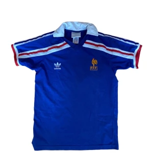 Vintage 90s Frankrike Fotbollströja - Vintage Frankrike 90s fotbolls tröja. Tröjan är i bra skick utan fläckar eller skador. Känns dig fri att fråga om du undrar något!