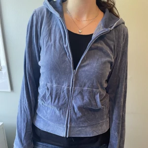Zip up hoodie  - Blå zip up hoodie i gott skick, aldrig använd⭐️