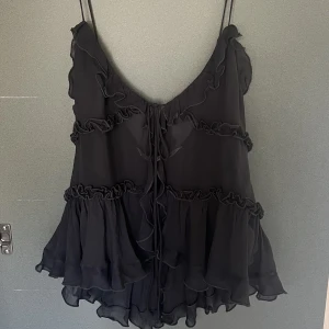 zara top  - slutsåld zara top endast använd en gång storlek s. nypris 400, säljer för 130