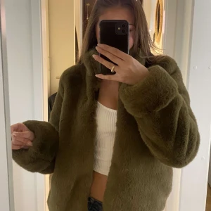 Jacka från Dry Lake - Väldigt fin jacka i grym kvalitet, och utan några defekter alls. Endast använd 1 gång, och det är tråkigt att en sån fin jacka bara hänger. Den är perfekt i storleken. 🫶🏼 Jacka i fakefur från Dry Lake. Kort modell som försluts med hakar framtill. Hög krage