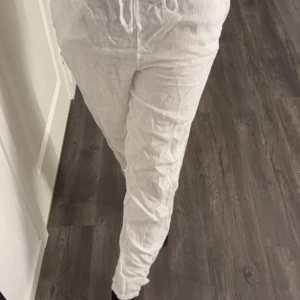 Linnebyxor - Från chelsea, använda typ en gång. Storlek s! Säljer då jag ej använder de. Jättefina på men dock lite genomskinliga så som alla linnebyxor är, men tips är att ha ljust under. Jag är 161 lång om det är till hjälp. :)