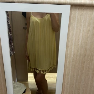 Gul klänning  - Skri snygg gul klänning!! Aldrig använd 