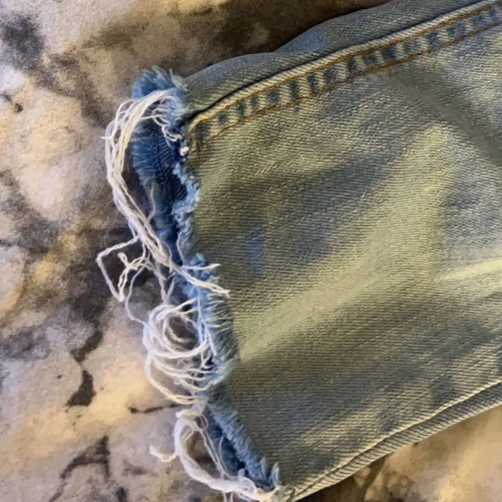 Supersnygga högmidjade jeans från na-kd som formar jättefint 💙 Även snygga slitningar längst ner på jeansen. Nästan helt oanvända och är i storlek 36 men väldigt strechiga. Är ca 159 för referens. Jeans & Byxor.