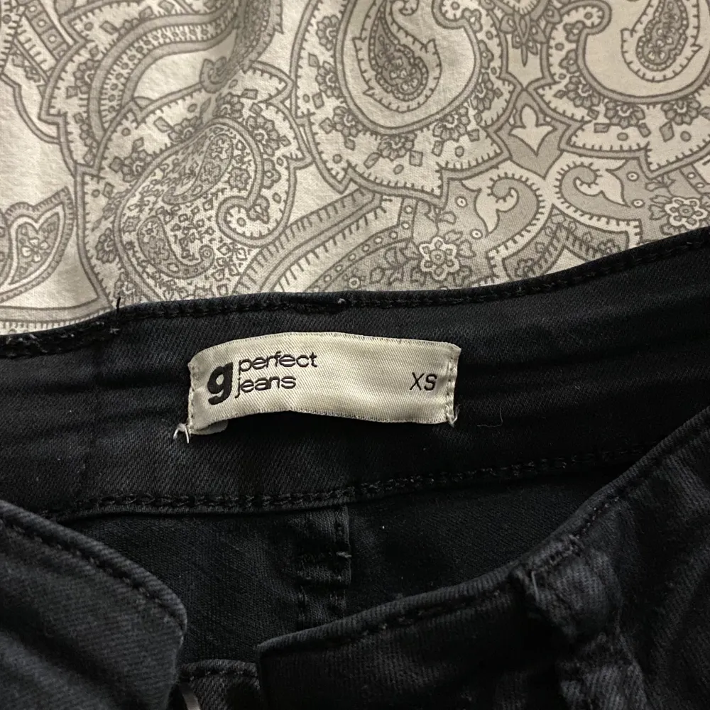 Köpte byxorna här på Plick men var för korta i längden och har haft dom i 2 månader ungefär men aldrig använt dom , dom känns lite  använda men ser inte använda ut och inga defekter på dom . Jeans & Byxor.