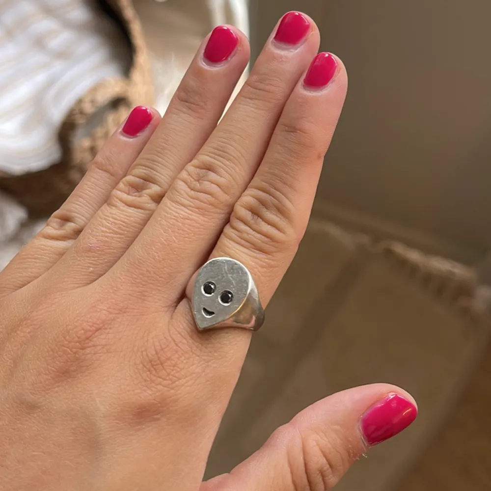 Säljer min fina Alien ring från Maria Nilsdotter! Använd sparsamt, några märken men går absolut att putsa bort i butik. ❤️‍🩹nypris: 2995kr. Accessoarer.