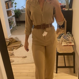 Oanvänd byxdress - Helt oanvänd byxdress. Skitsnygg! Lappar sitter fortfarande på. Nypris 600kr. 