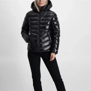 Vinter jacka - Snygg svart glansig vinterjacka från märket Colmar ❤️Köpt förra vintern och använd kanske 5 gånger. Jag är 165 och sitter bra på mig, kom privat för flera bilder 💕 Nypris: 3999kr, säljer för 1700 men kan absolut tänka mig gå ner mycket vid snabb affär💘 