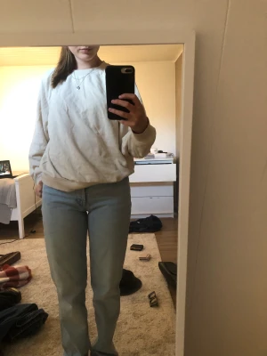 Crewneck - Beige crewneck tröja från Cubus köpt second hand💕 har inga tydliga defekter men har varit väl andvänd! Säljer då den inte kommer till användning längre! Passar mig bra som oftast har strl s💕