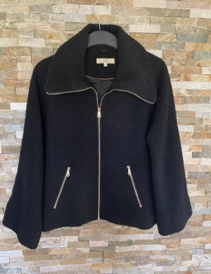 Kappa  - En jättefin kappa som jag har köpt från MQ. Den har inte kommit till så mycket användning på senare tid så det är dags att någon annan har den.   Personligen tycker jag inte den ser sliten ut eller har många tecken på på användning 