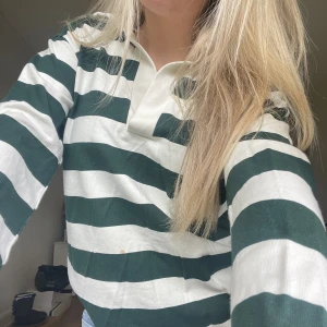 Tennis tröja - Sjukt fin och trendig tröja från zara. Jättesnyg fit med tenniskragen.   (En liten fläck som syns på bilden) går bort i tvätten (har inte tvättat den efter gången jag använt den)😀