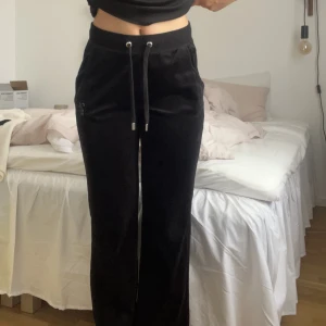 juicy - svarta juicybyxor med text bak, lite nopprig vid mudden högst upp annars bra skick, använda några få gånger 