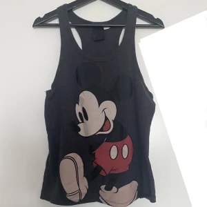 Topp -  Fint skick Topp Färg: Mörk grå 👉Storlek: M 👉Pris: 50:- 🌱Rökfritt finns kanariefågel hemma