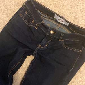 Säljer dessa as snygga jeans från hollister, de är lågmidjade och bootcut🙌😍 Skriv om du vill veta mått så skickar jag det!  JAG BJUDER PÅ FRAKTEN🙌