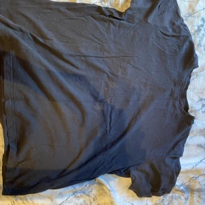 Svart t-shirt  - Det är en helt vanlig basic svart t-shirt 