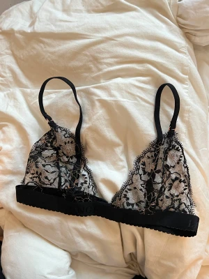 Lounge bh - Helt oanvänd och ny. Säljer då jag köpte ett set men toppen inte satt bra på mig. Storlek xs