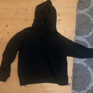 Hoddie  - En svart vanlig hoddie men luva inga fickor använt nång gång ibland inte så ofta. 