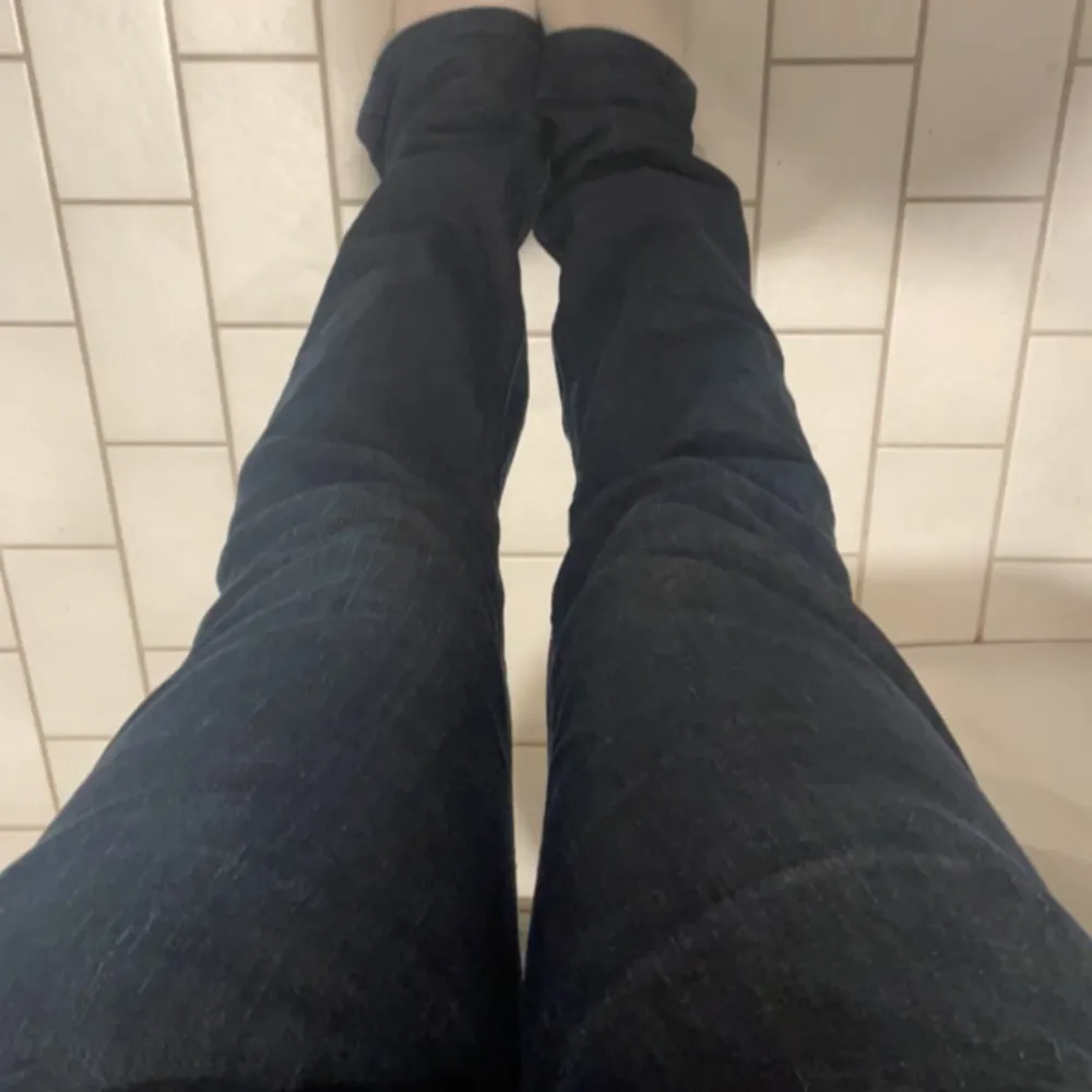 Ett par snygga lågmidjade bootcut jeans💕är lite långa på mig som 166. Jeans & Byxor.