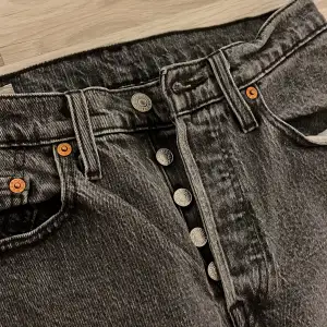 Gråa Levis jeans Färgen är lite ljusare än på bilderna! De är köpta begagnade men själv aldrig använda då de inte passade. Bra skick W26   L26