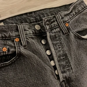 Gråa Levis jeans - Gråa Levis jeans Färgen är lite ljusare än på bilderna! De är köpta begagnade men själv aldrig använda då de inte passade. Bra skick W26   L26