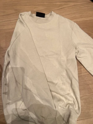Tjocktröja  - Säljer denna fina tjocktröja som jag köpte från mans avdelningen så den ska vara lite oversize. Men kommer inte till användning. Köparen står för frakten💕